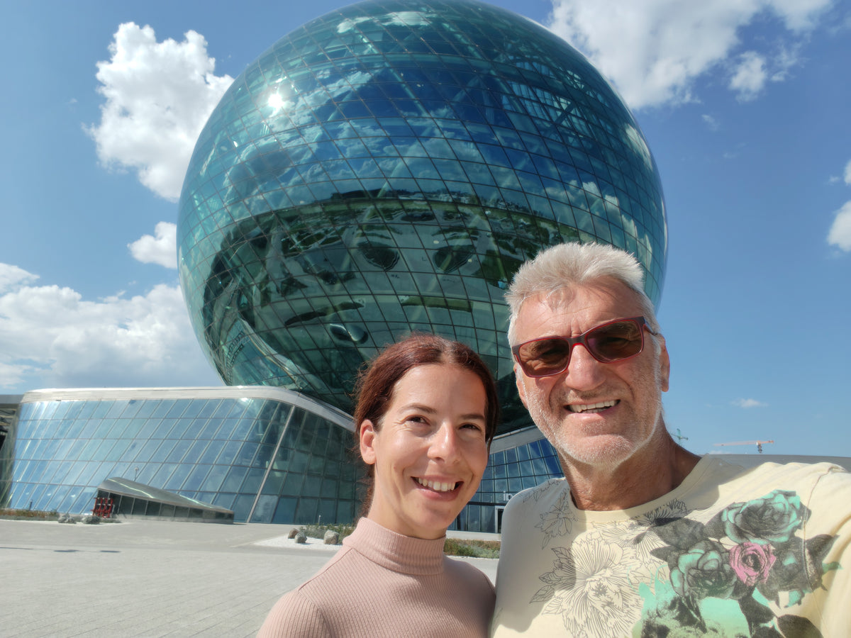 Szandi és Laci a Nur Alem EXPO-gömb előtt Asztanában.