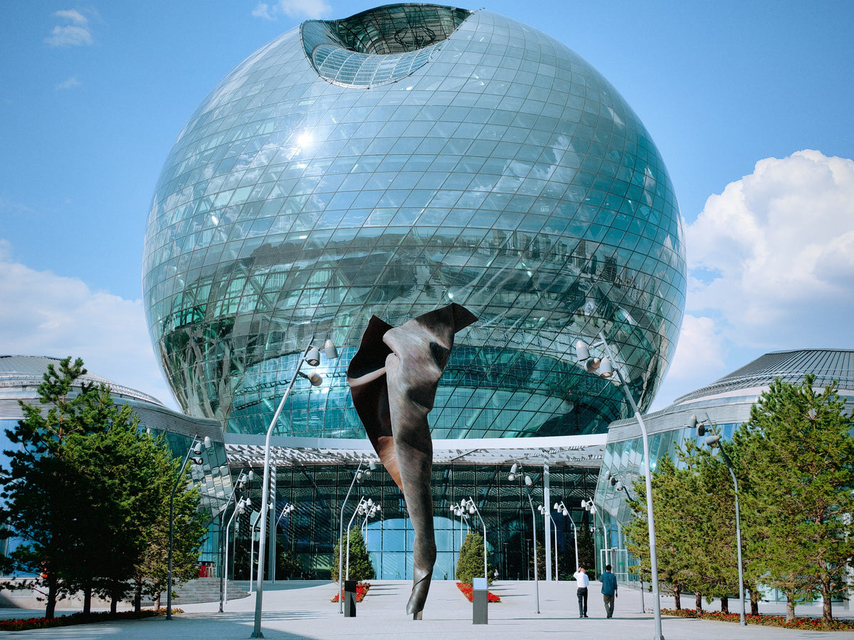 Szandi a Nur Alem gömb előtt az asztanai EXPO területén.