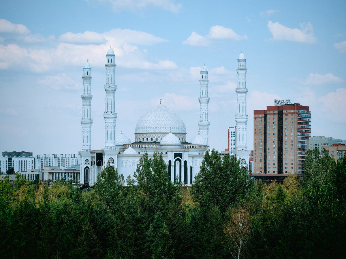 Mecset minaretjei és kupolája Asztana városképében.