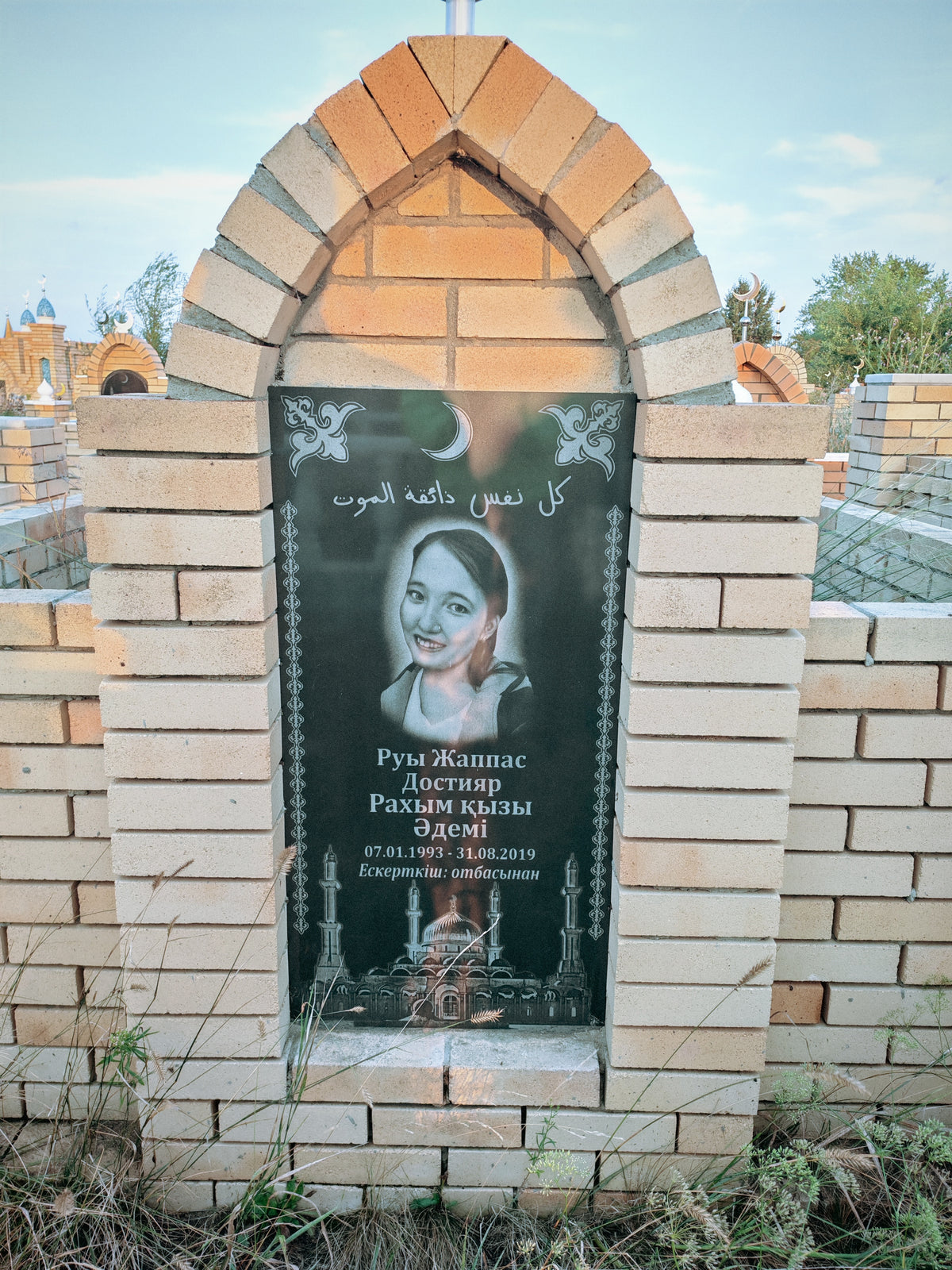 Portréval ellátott síremlék egy kazahsztáni muszlim temetőben.