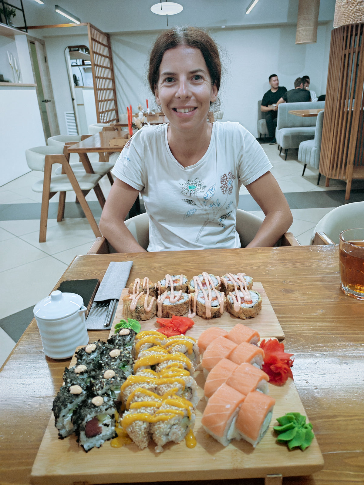 Szandi egy sushi-vacsora előtt Kazahsztánban.