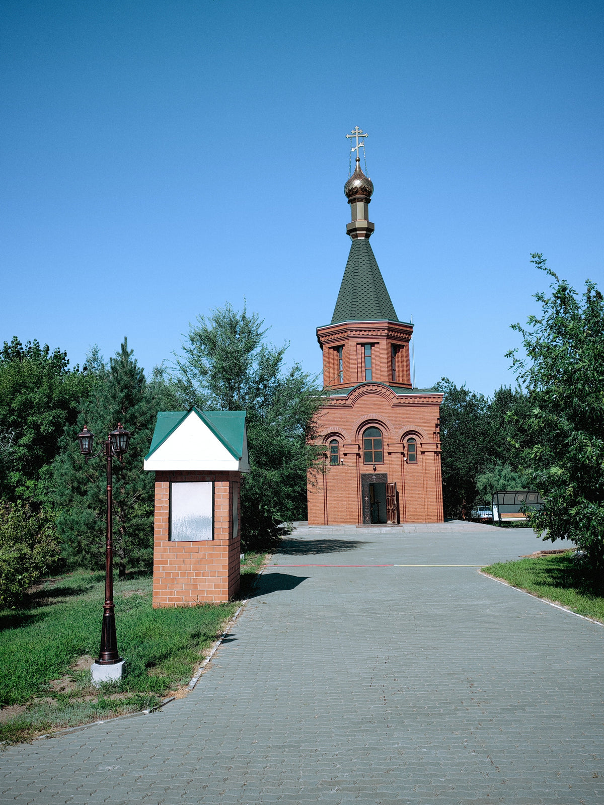 A vörös téglás ortodox templomhoz vezető sétány Kazahsztánban.