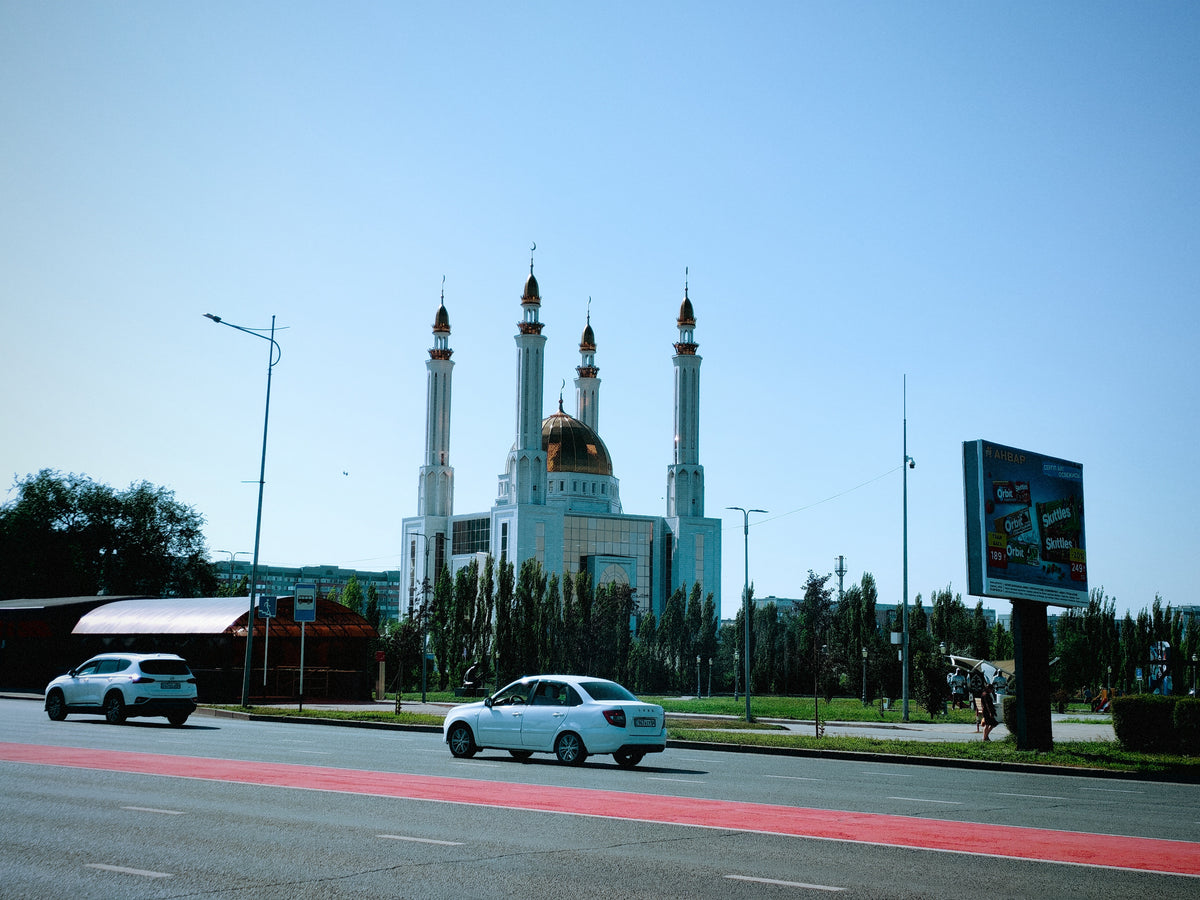 Minaretes mecset egy kazahsztáni városi út mellett.