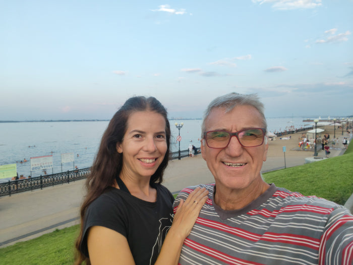 Szandi és Laci egy nagyvárosi vízparton a visszaút során.
