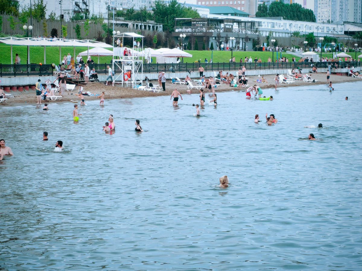 Fürdőzők a visszaút egyik nagyvárosi strandján.