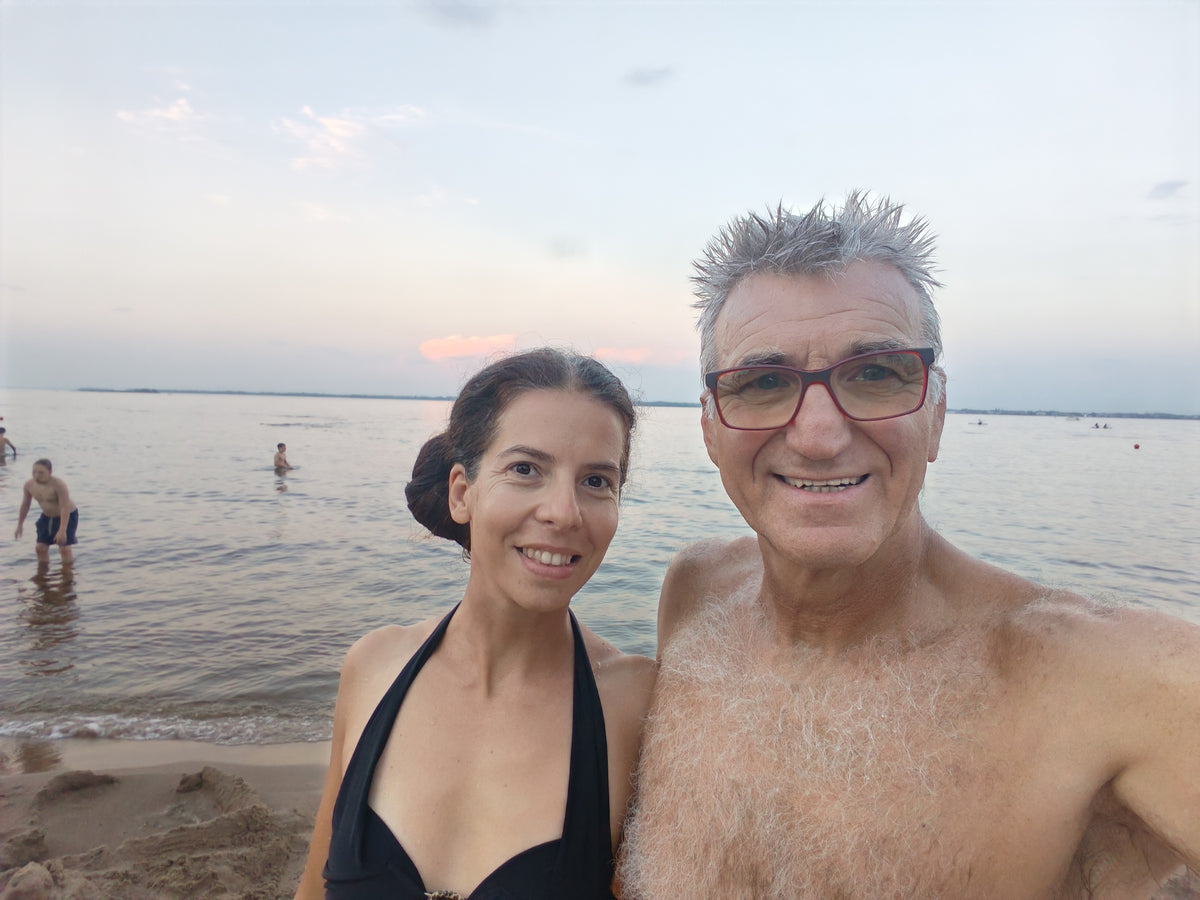 Szandi és Laci a visszaút egyik városi strandján.