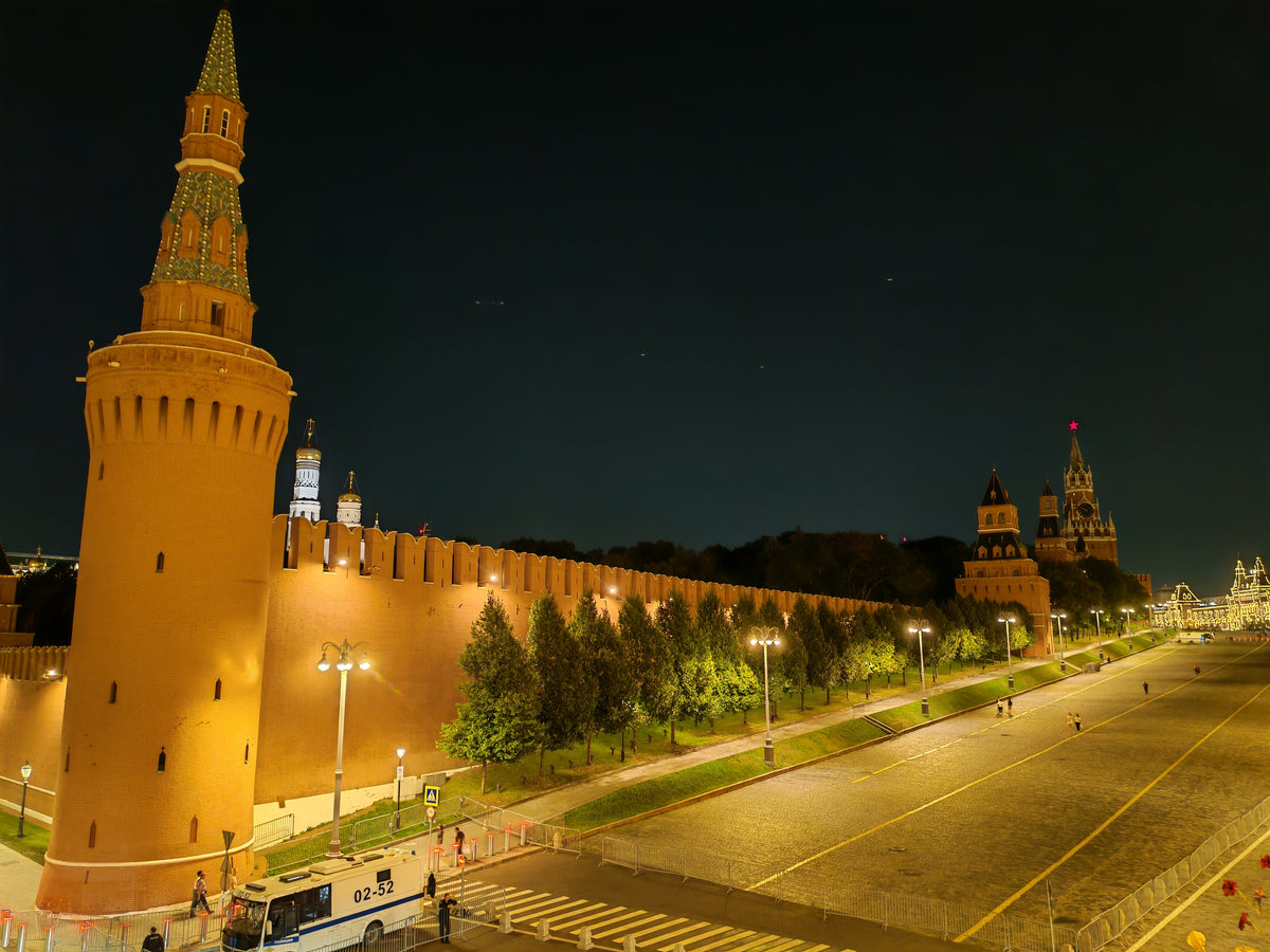 A moszkvai Kreml fala és egyik kivilágított tornya éjszaka.