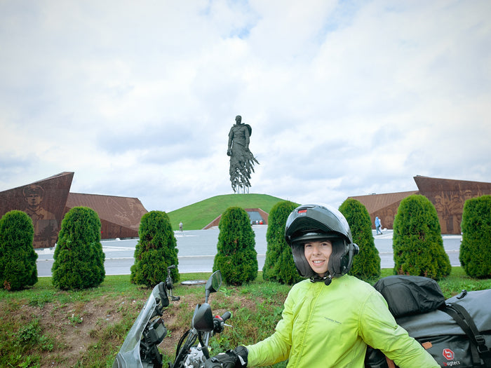 Motoros megálló egy oroszországi emlékműnél a hazafelé vezető úton.