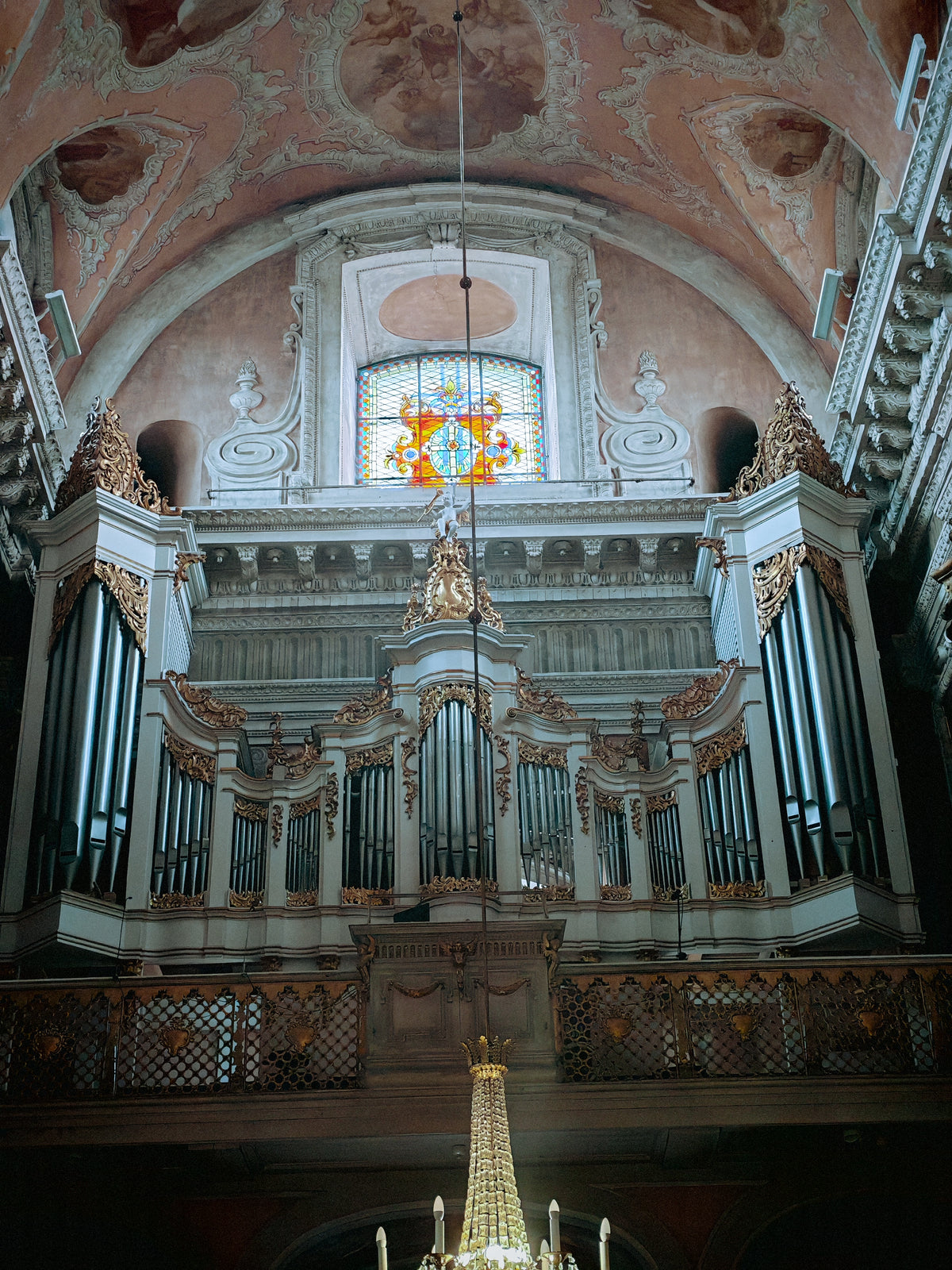 Díszes orgona és templombelső Vilnius óvárosában.
