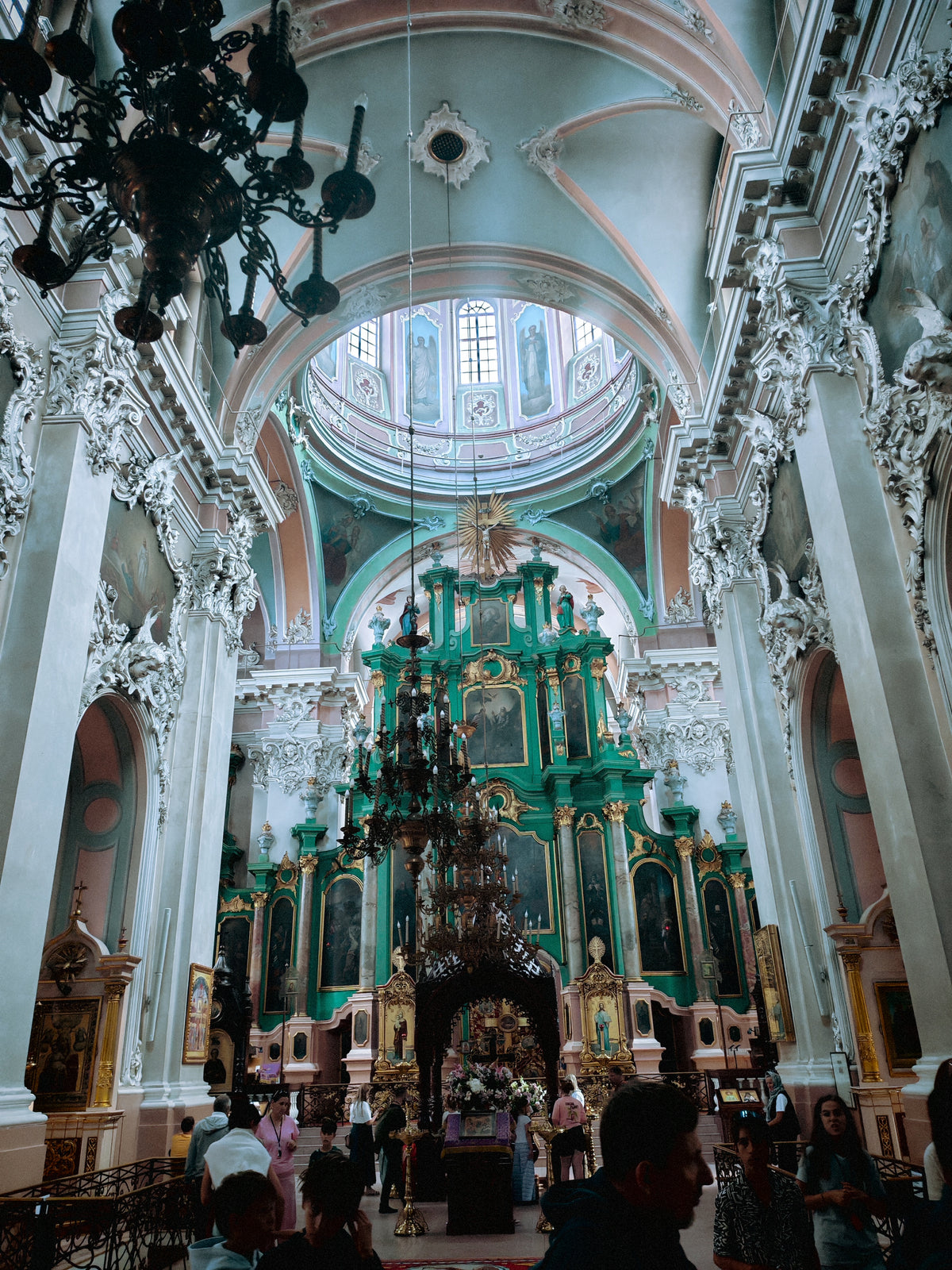Gazdagon díszített zöld ikonosztáz egy vilniusi templomban.