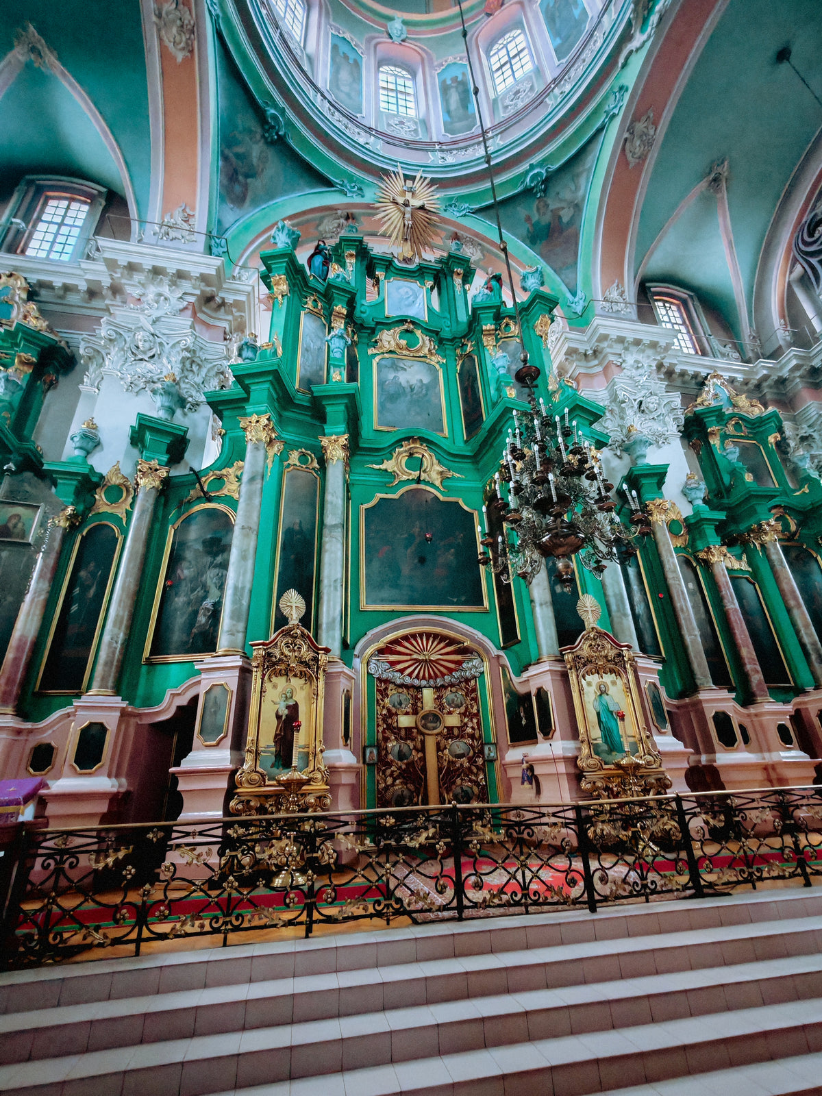 Zöld és arany díszítésű oltár egy vilniusi templomban.