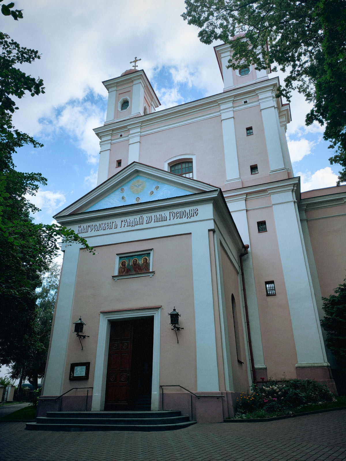 Templomhomlokzat Vilnius óvárosában.