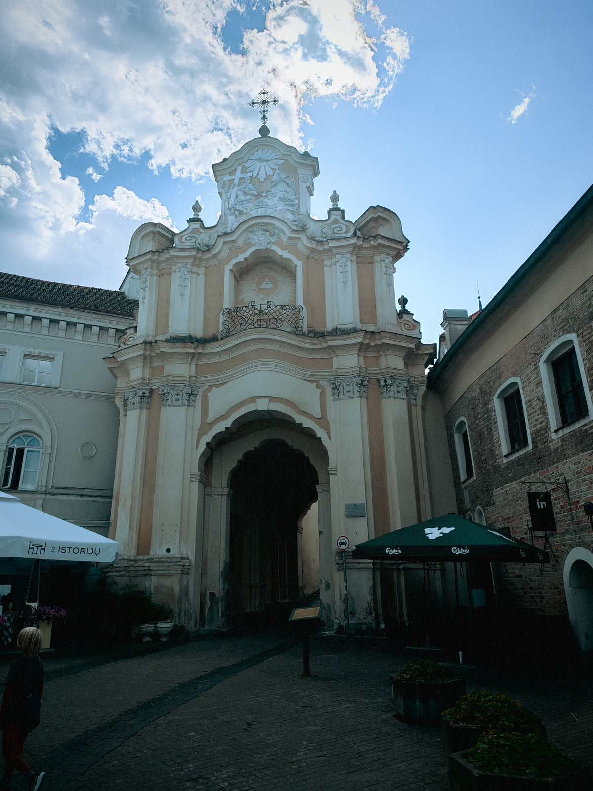 Díszes barokk kapu Vilnius óvárosában.