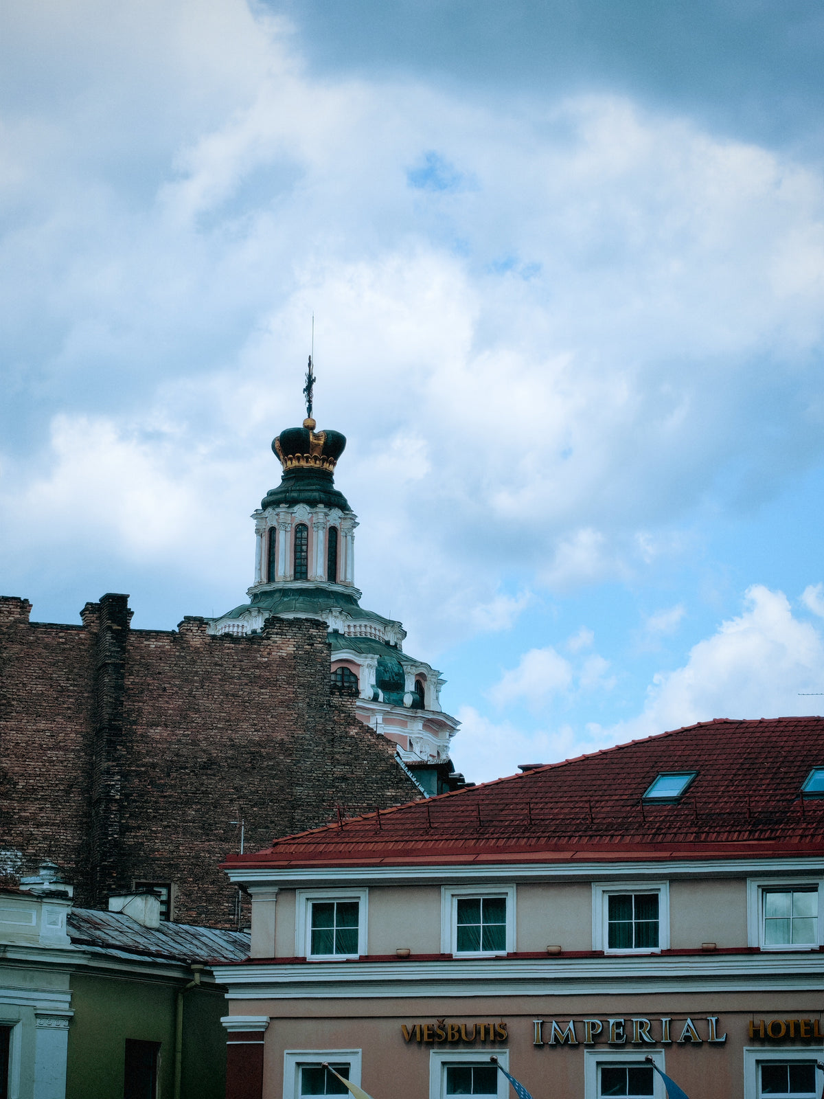 Történelmi torony és óvárosi háztetők Vilniusban.