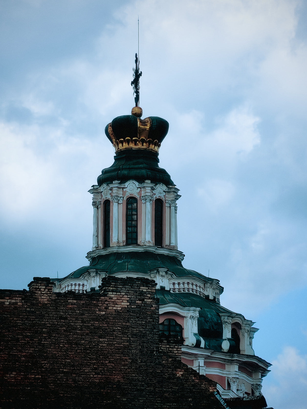 Történelmi torony közelről Vilnius óvárosában.