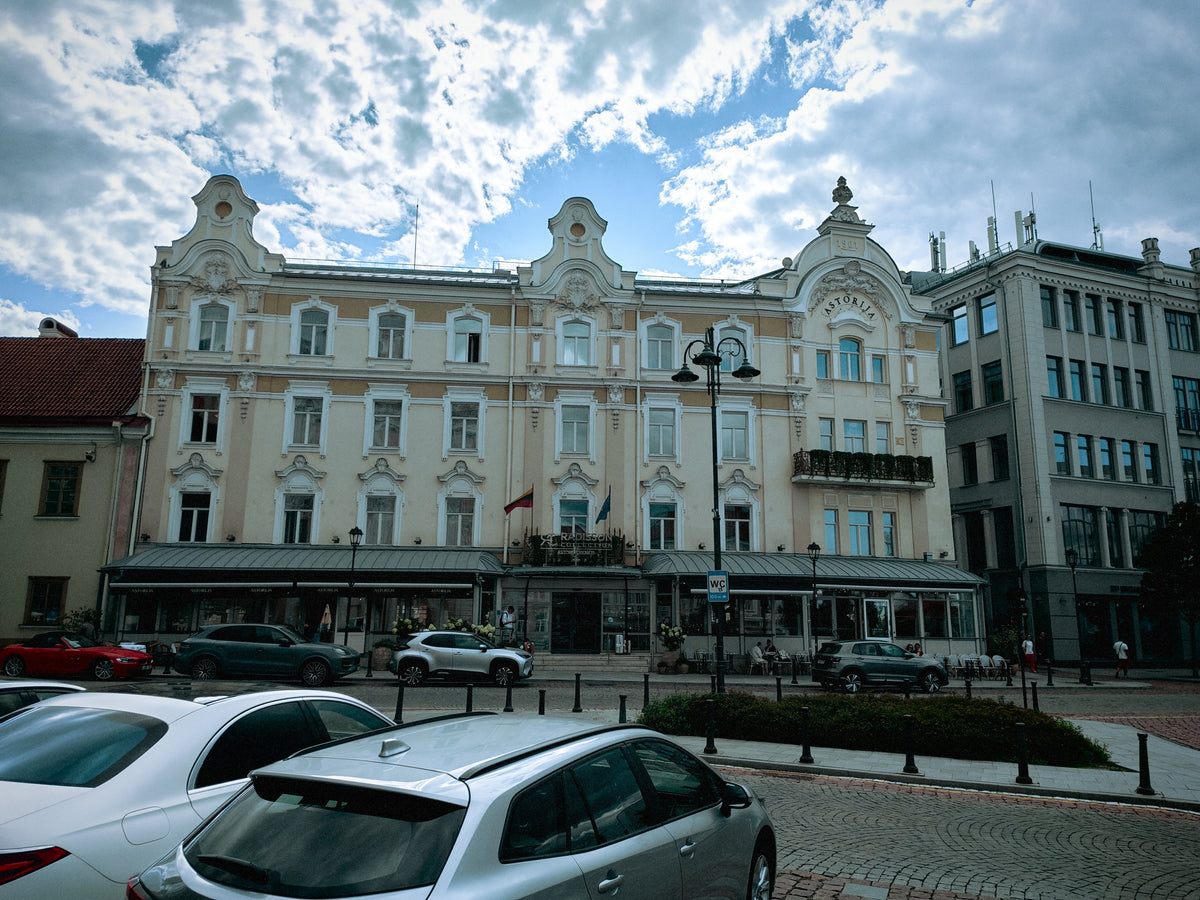 Történelmi épületekkel körülvett városi tér Vilnius óvárosában.