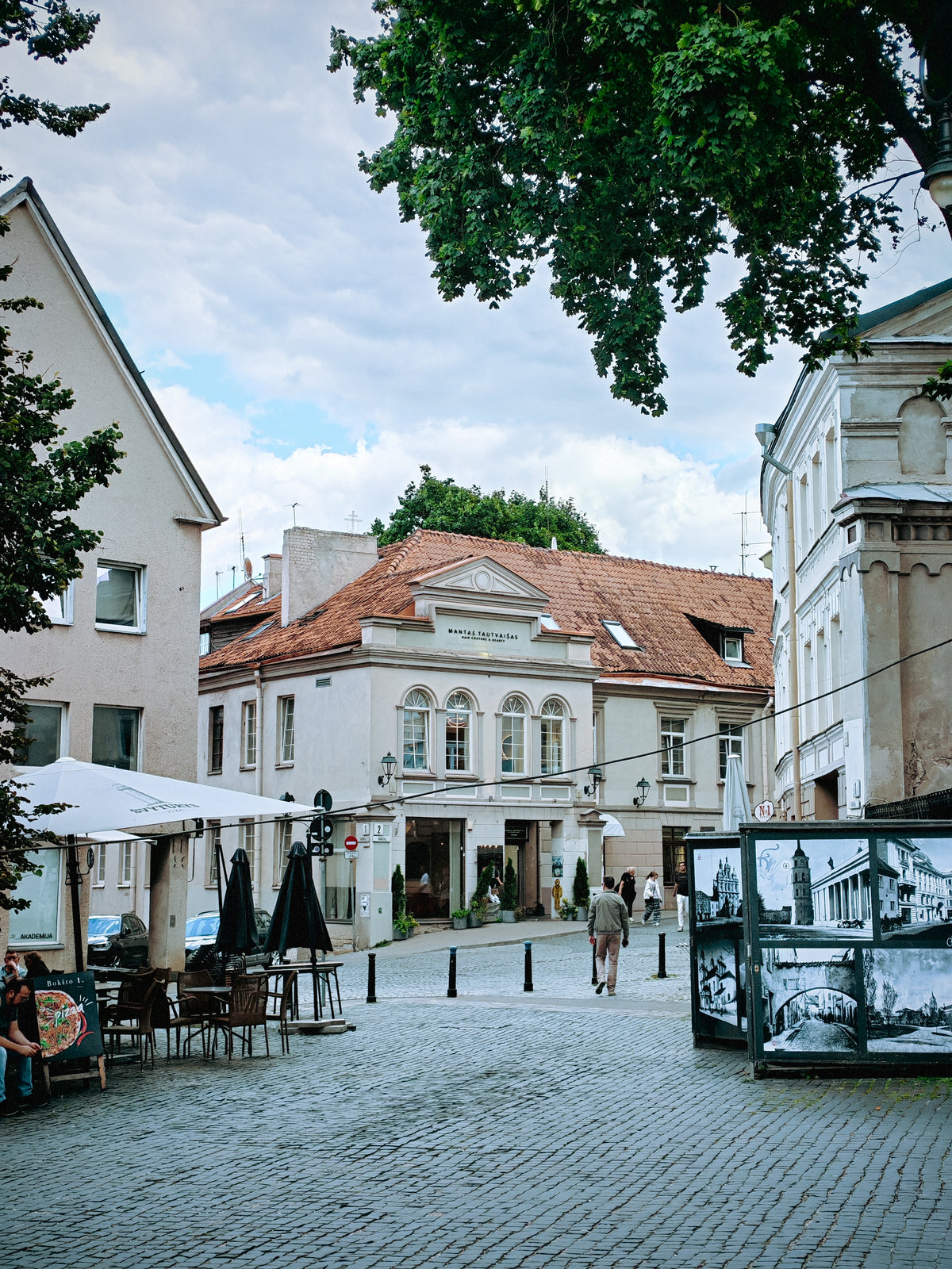 Hangulatos sétálóutca éttermekkel Vilnius óvárosában.