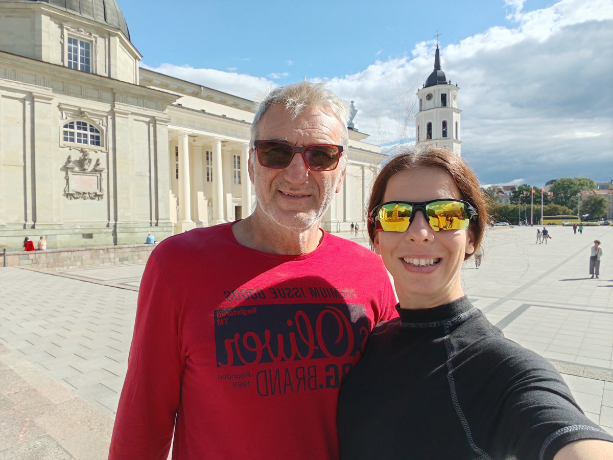 Szandi és Laci a Vilniusi székesegyház és harangtorony előtt.