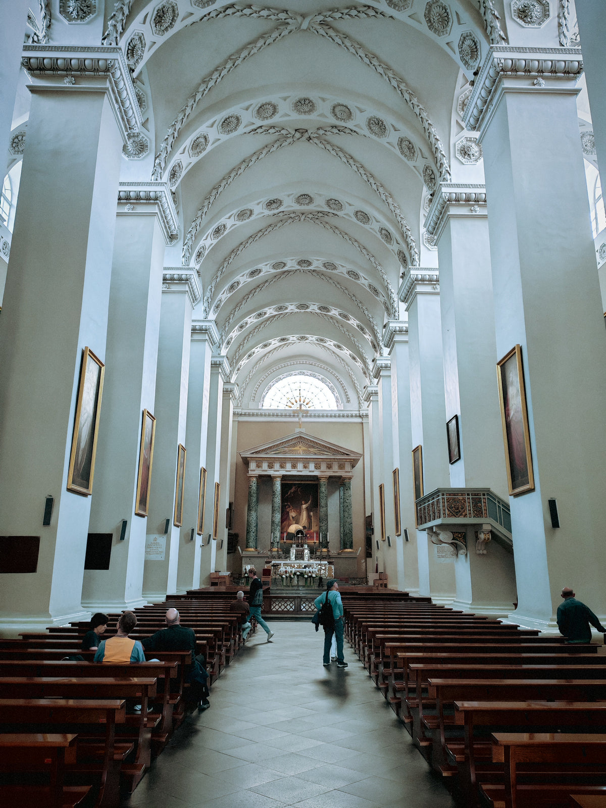 A Vilniusi székesegyház világos, klasszicista templomhajója.