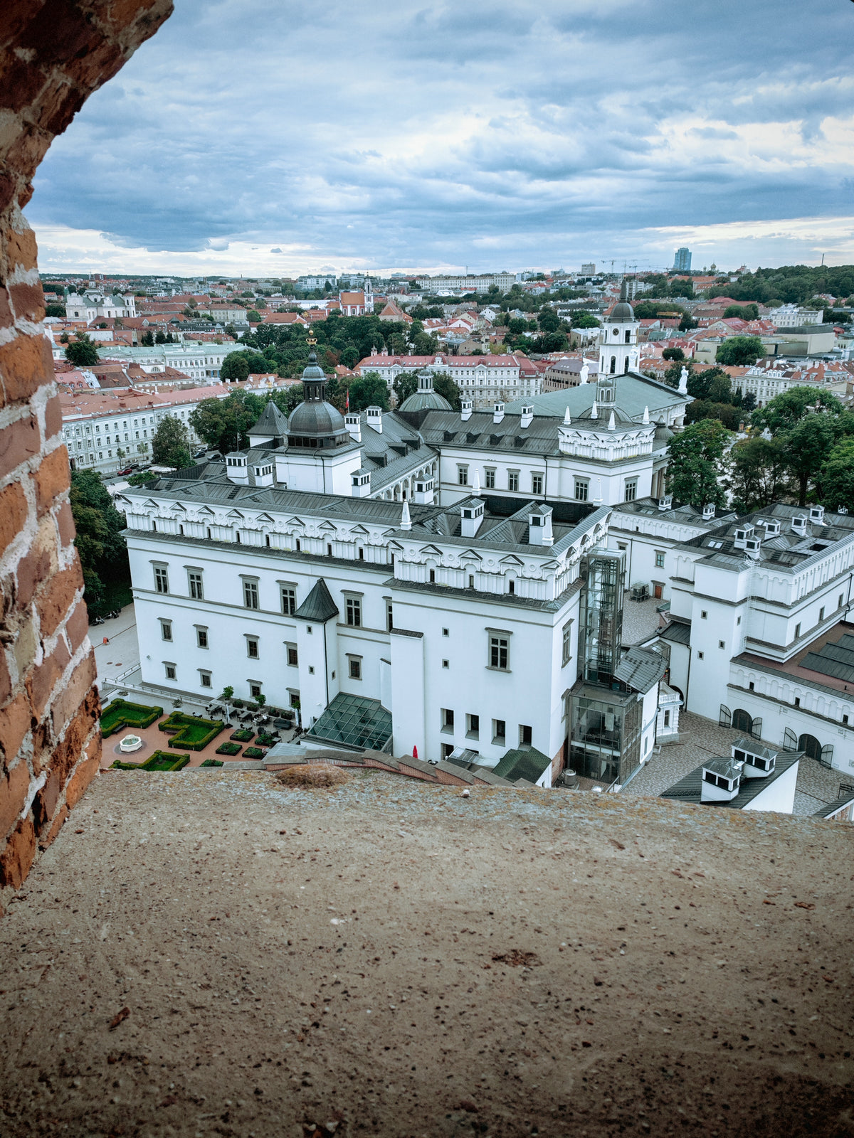 Kilátás a várhegyről a nagyhercegi palotára és Vilnius belvárosára.