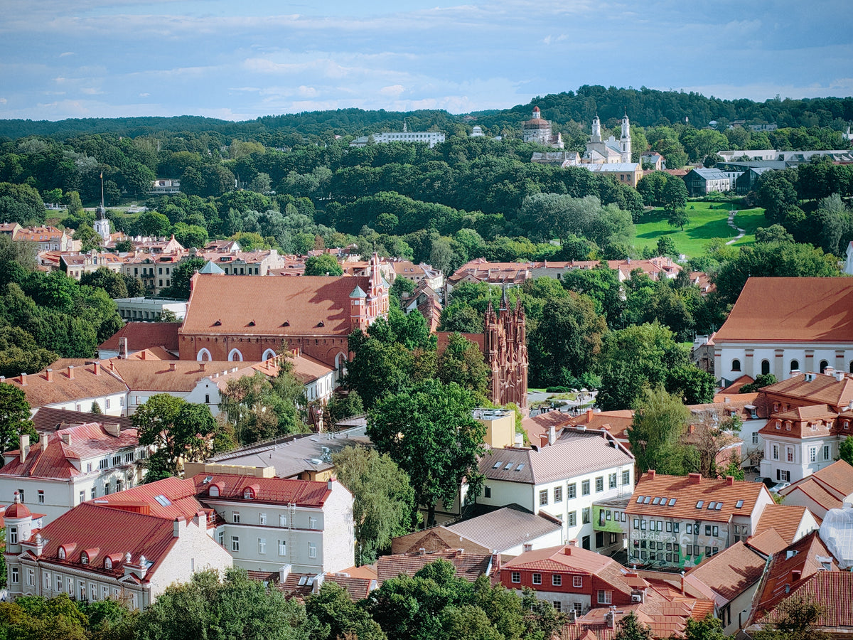 Vilnius óvárosának vörös háztetői és templomtornyai a magasból.