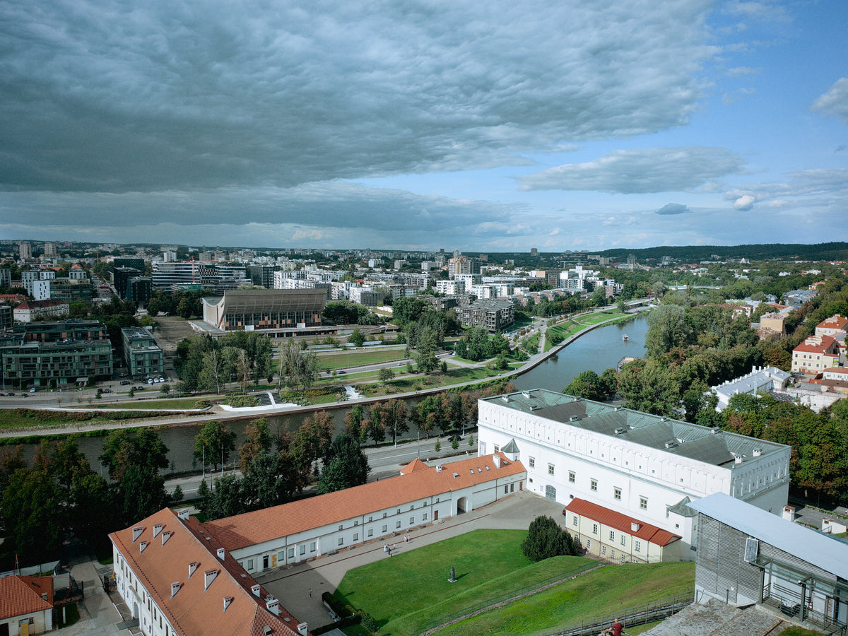 Vilnius panorámája folyóval és belvárosi épületekkel a várhegyről.