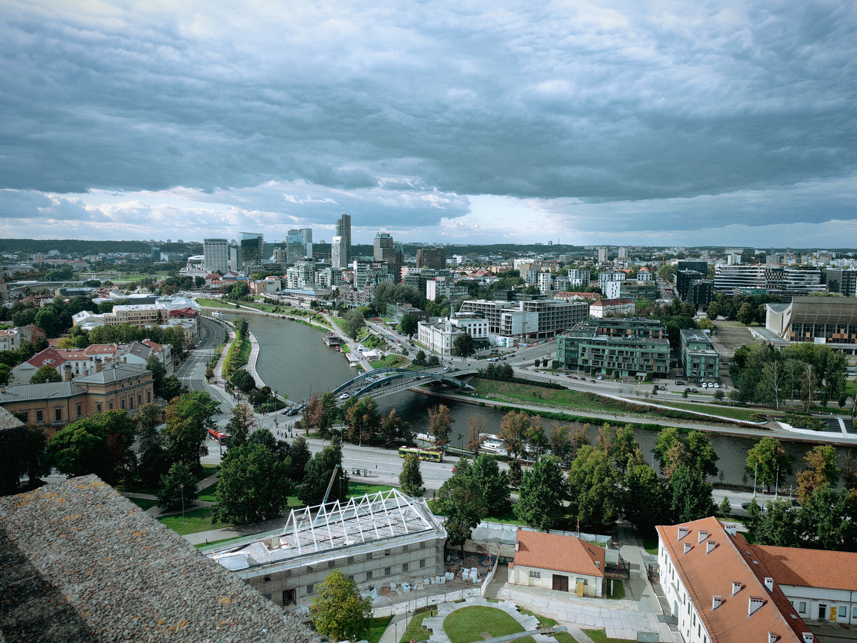 Tágas kilátás Vilnius belvárosára és folyójára a magasból.
