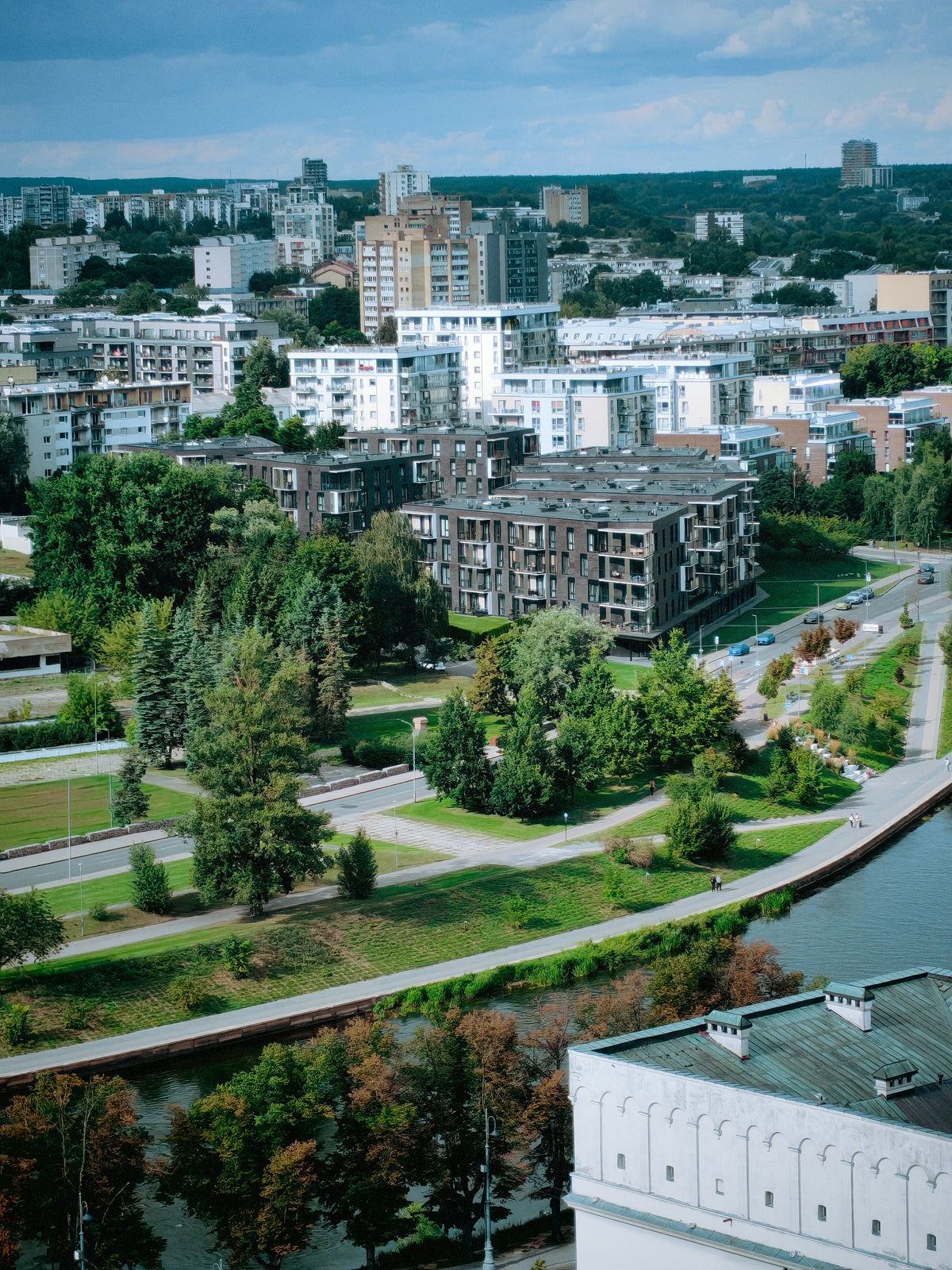 Vilnius modern városrésze és a folyó a várhegyről nézve.