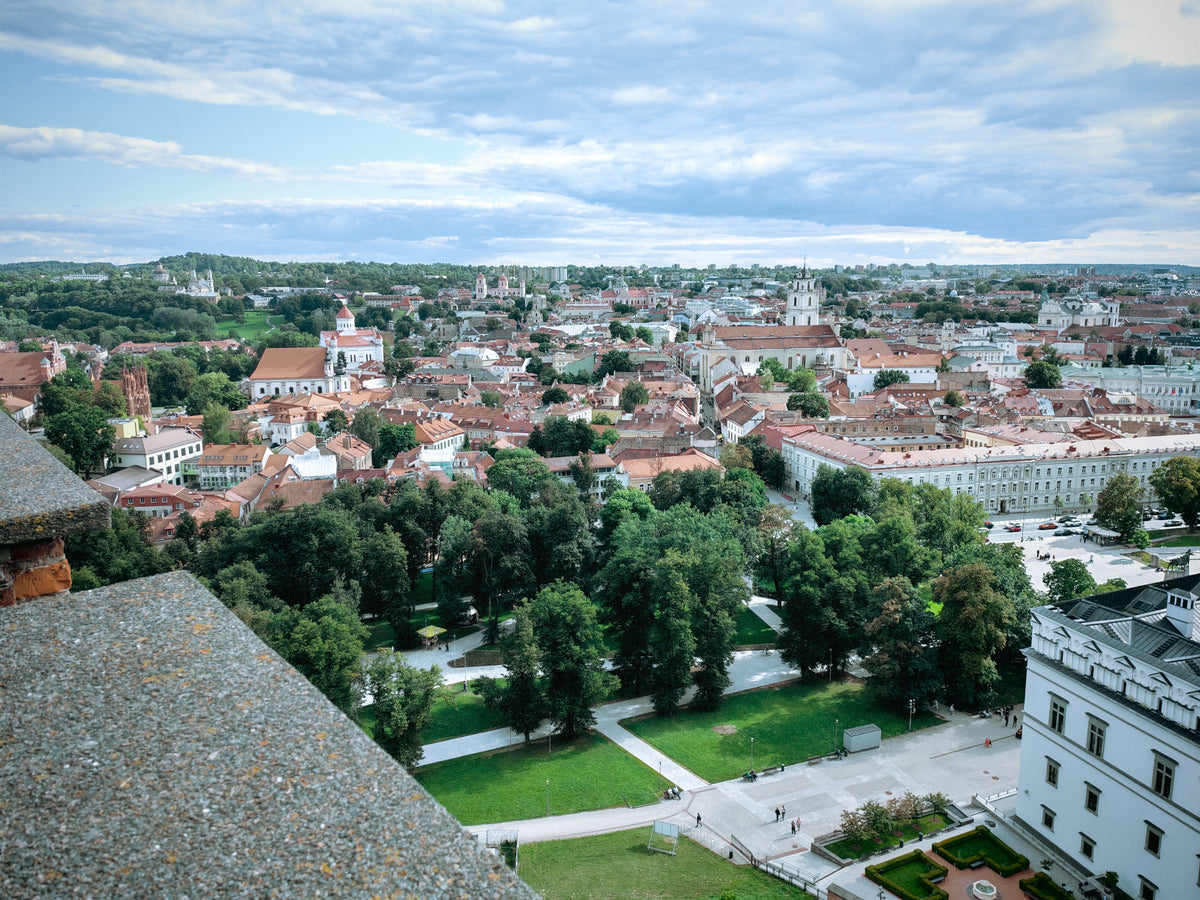 Vilnius sűrű óvárosa vörös tetőkkel és templomtornyokkal.