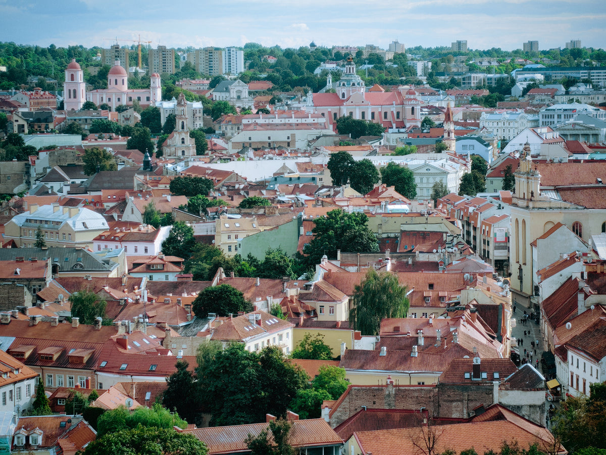 Vilnius óvárosának sűrű tetőrengetege és templomtornyai a várhegyről.