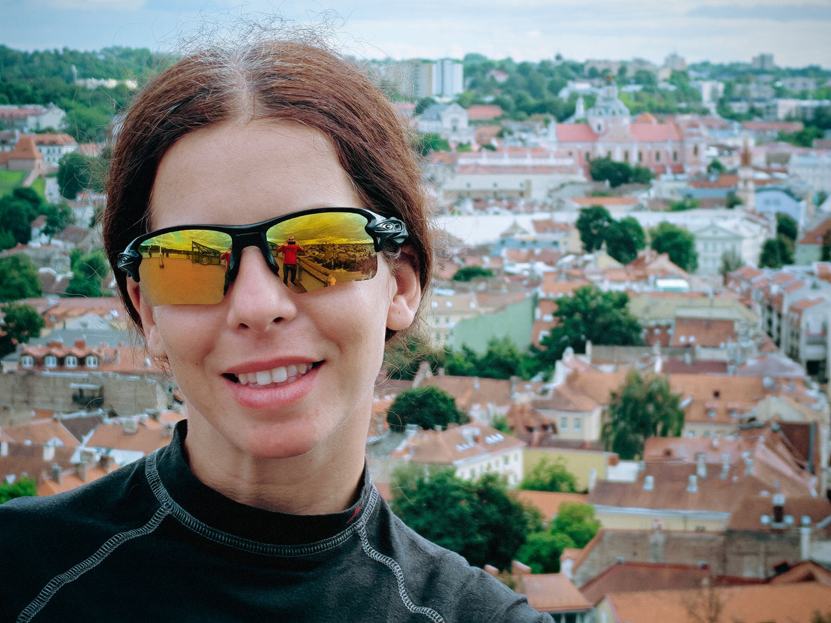 Szandi a Gediminas-toronynál, háttérben Vilnius óvárosi panorámájával.