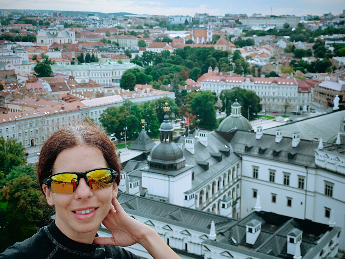 Szandi a vilniusi várhegyről nyíló panoráma előtt.