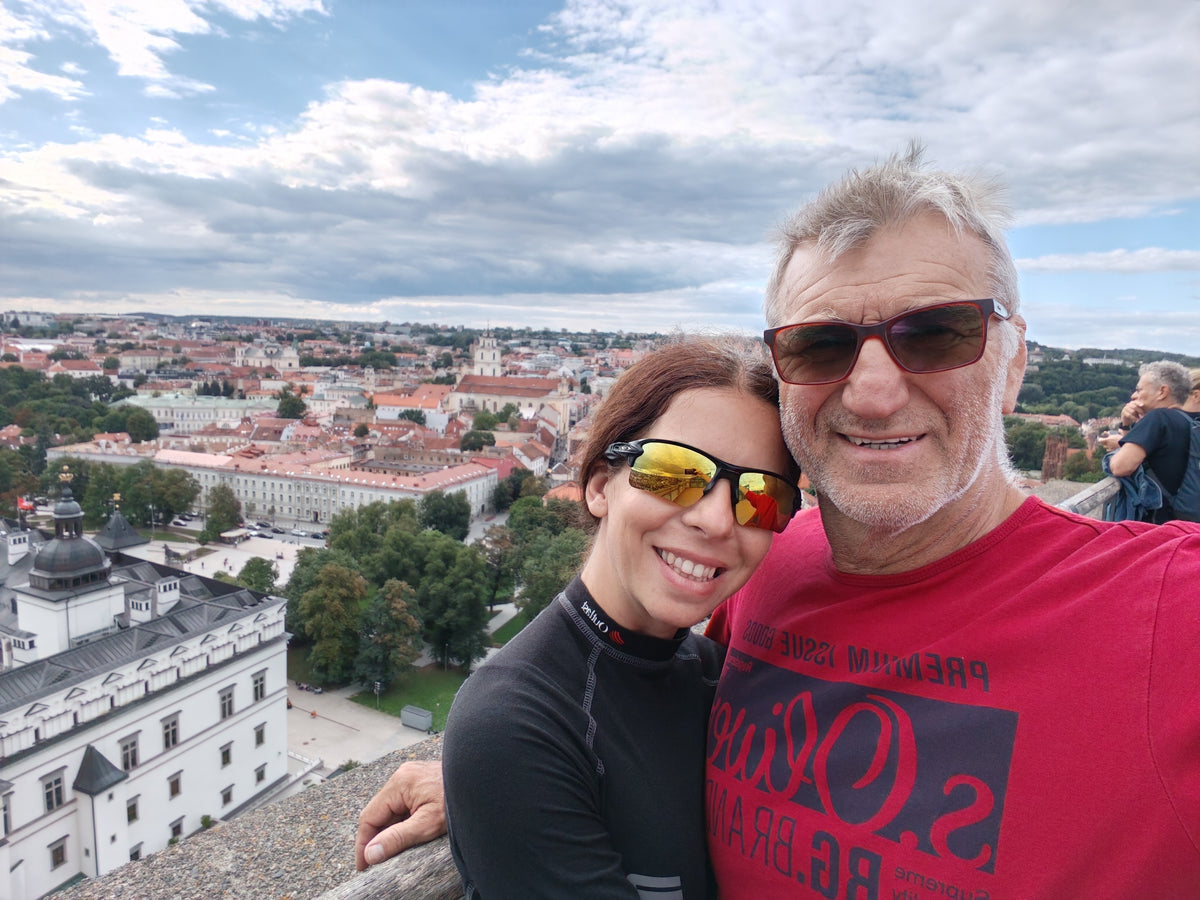 Szandi és Laci a Gediminas-torony kilátópontján, Vilnius panorámájával.
