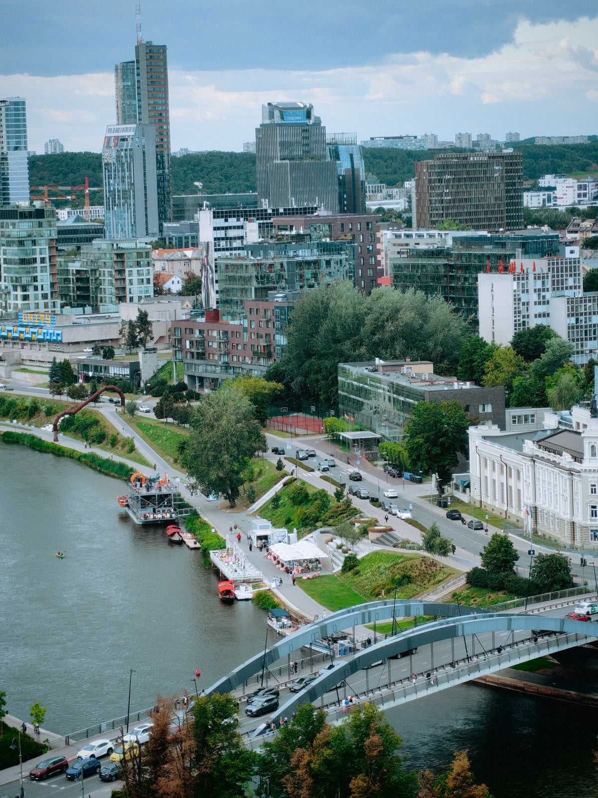 Vilnius modern városrésze, magas épületei és a folyó a várhegyről.