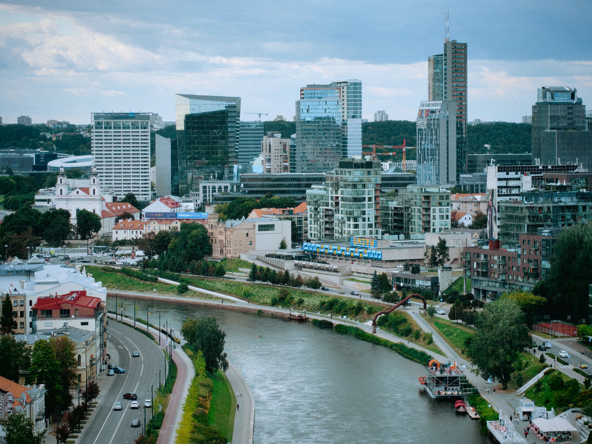 A folyó és Vilnius modern belvárosi épületei a magasból.
