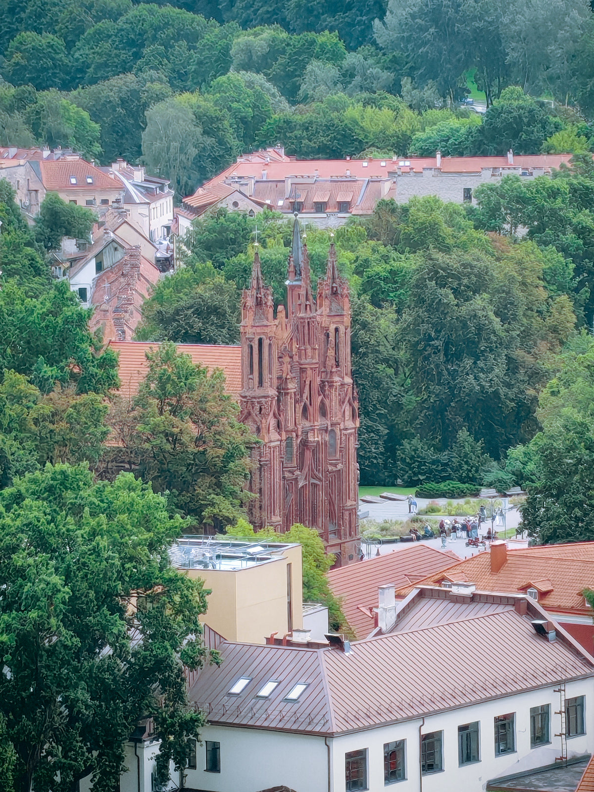 A Szent Anna-templom vörös téglás tornyai Vilnius óvárosában, a magasból nézve.