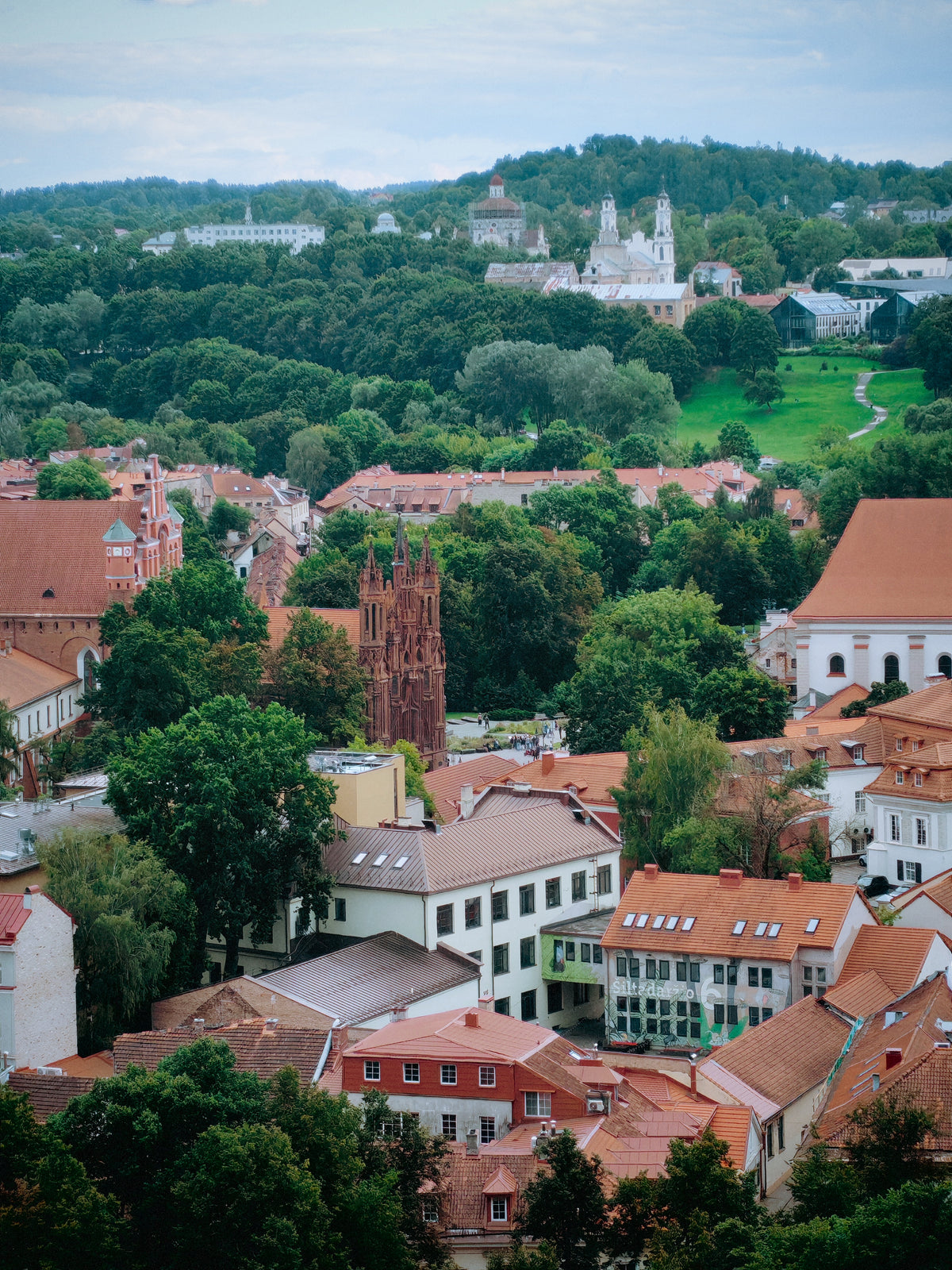A Szent Anna-templom és környező óvárosi épületek Vilnius panorámájában.