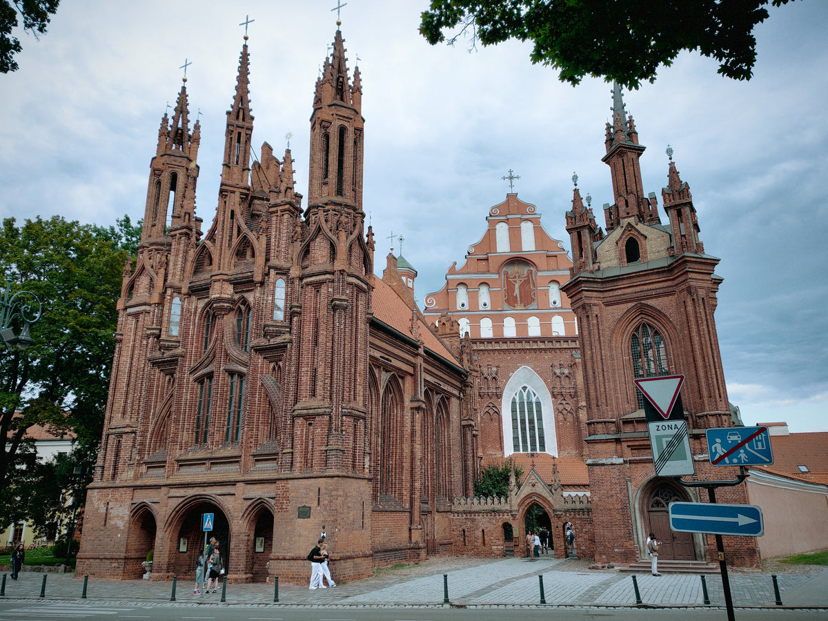 A Szent Anna-templom és a mellette álló történelmi templom Vilniusban.