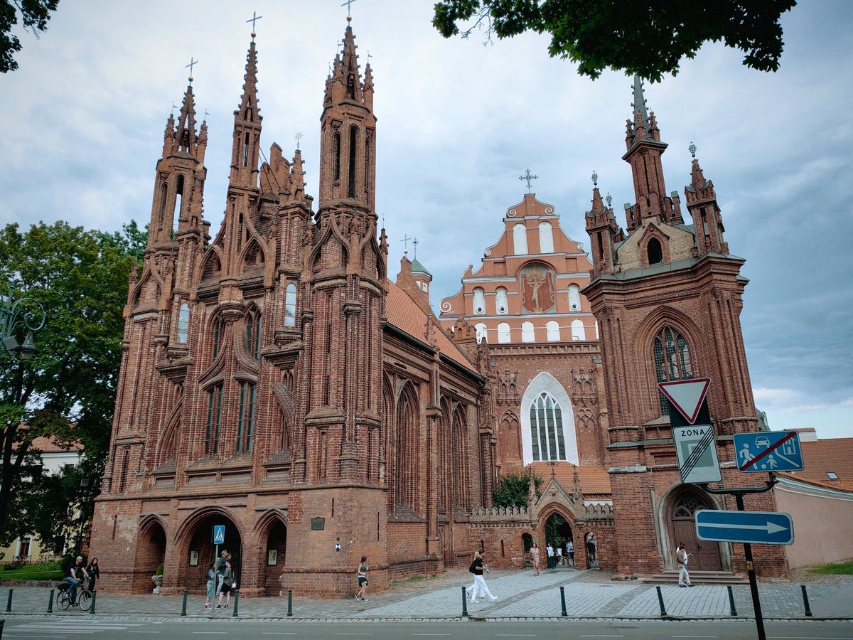 A vilniusi Szent Anna-templom vörös téglás gótikus épülete az utcáról.