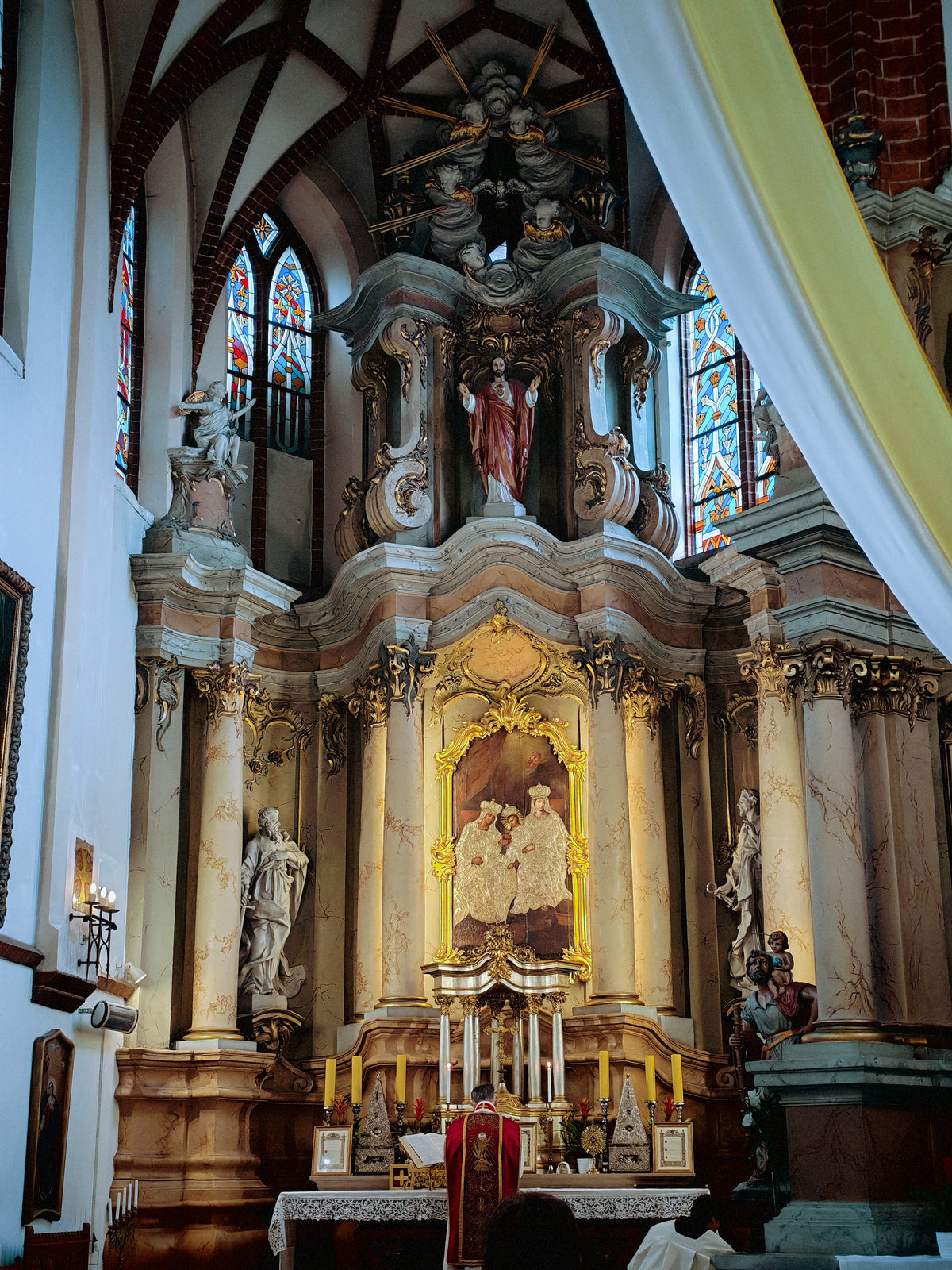A vilniusi Szent Anna-templom gazdagon díszített főoltára.