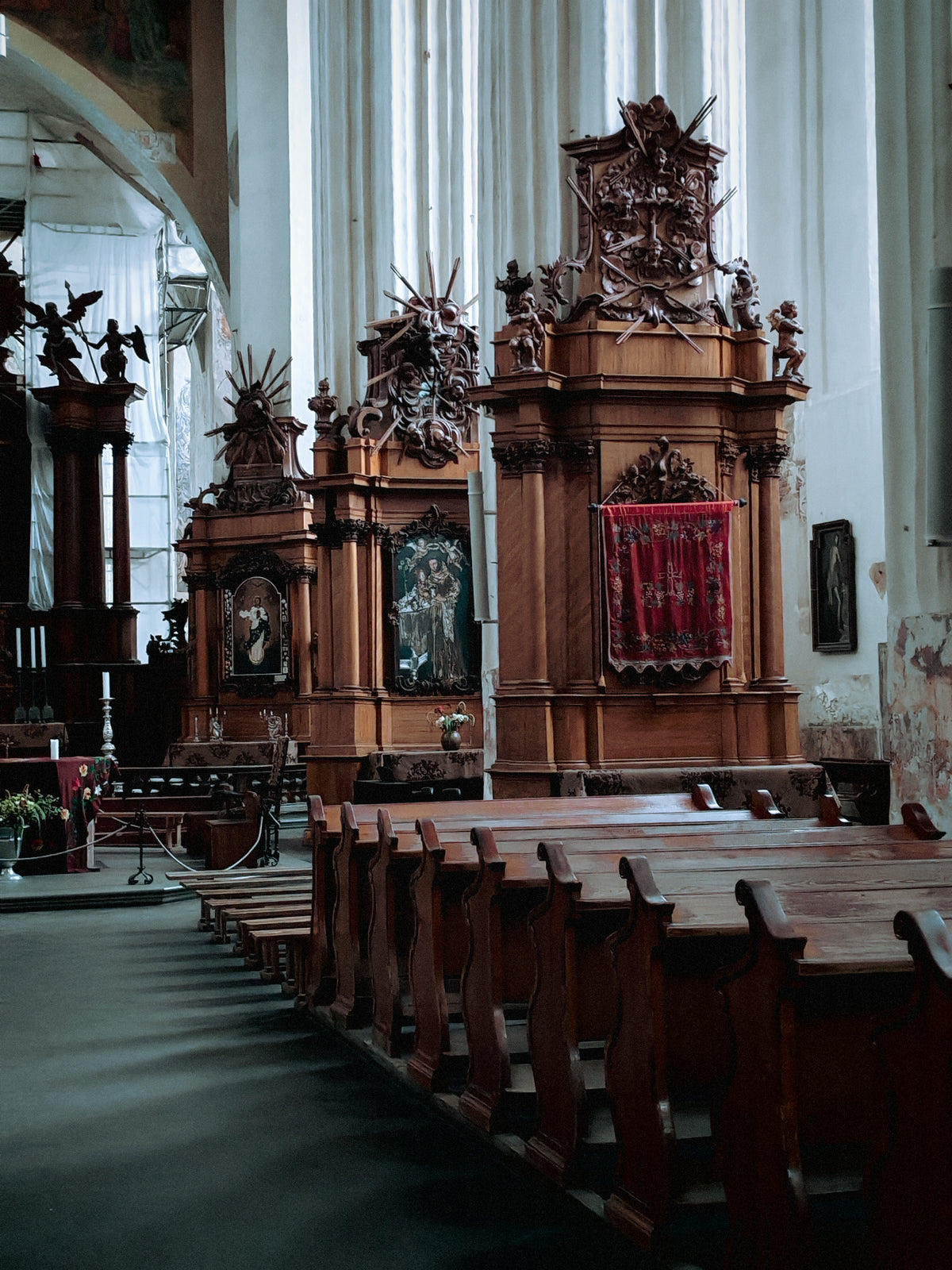 Faragott faoltárok és padsorok a vilniusi Szent Anna-templomban.
