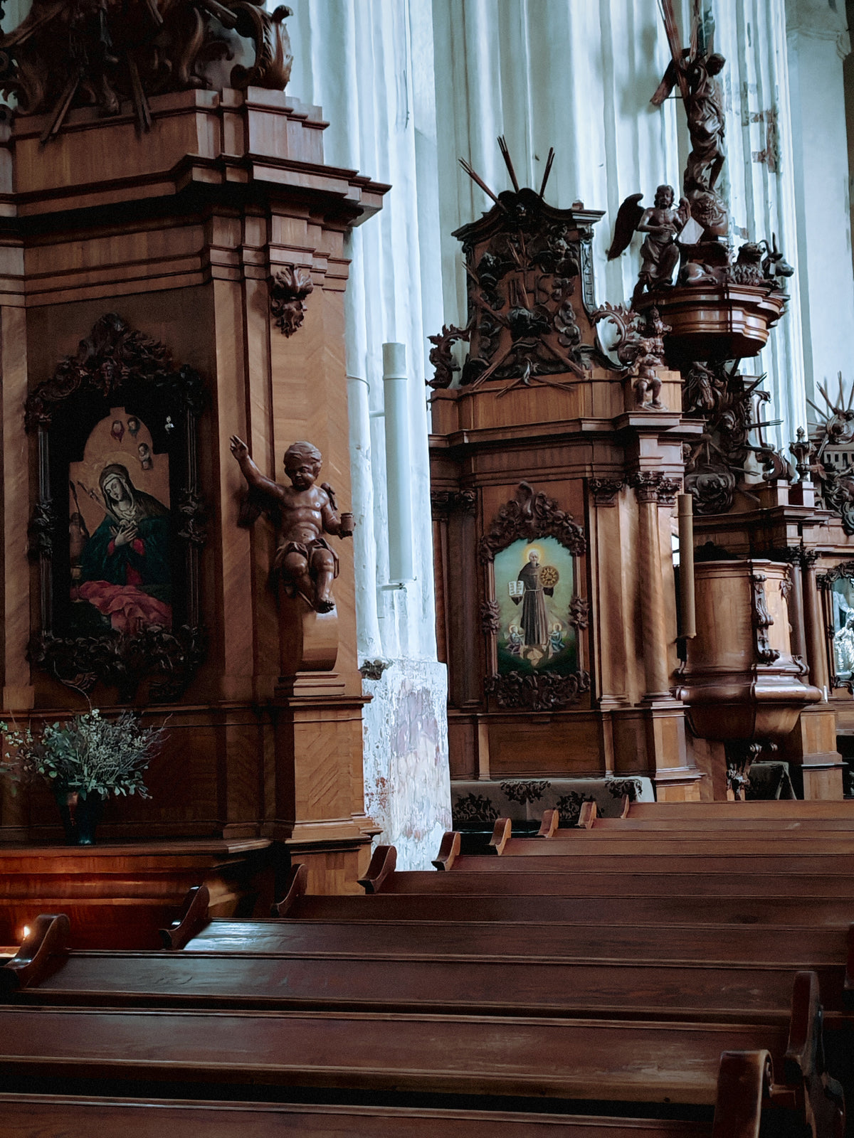 A Szent Anna-templom padsorai és díszes faoltárai Vilniusban.