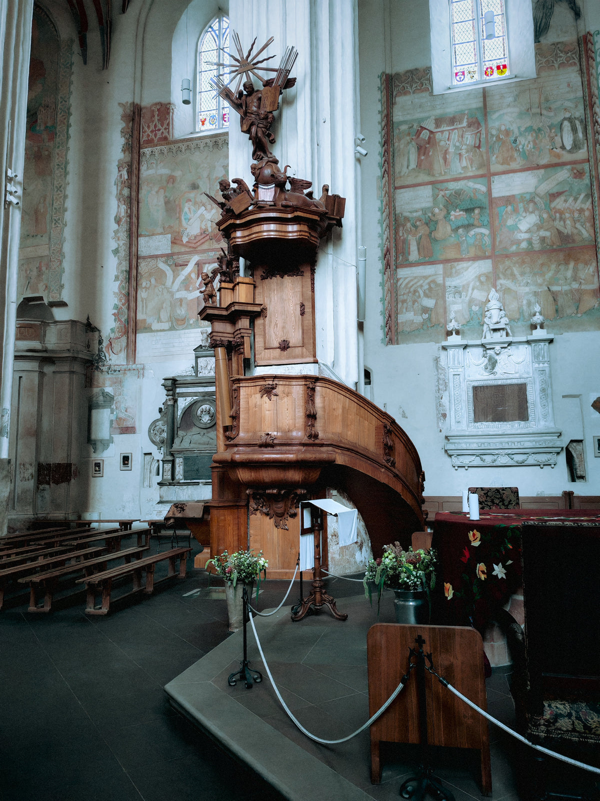 Faragott szószék a vilniusi Szent Anna-templom belső terében.