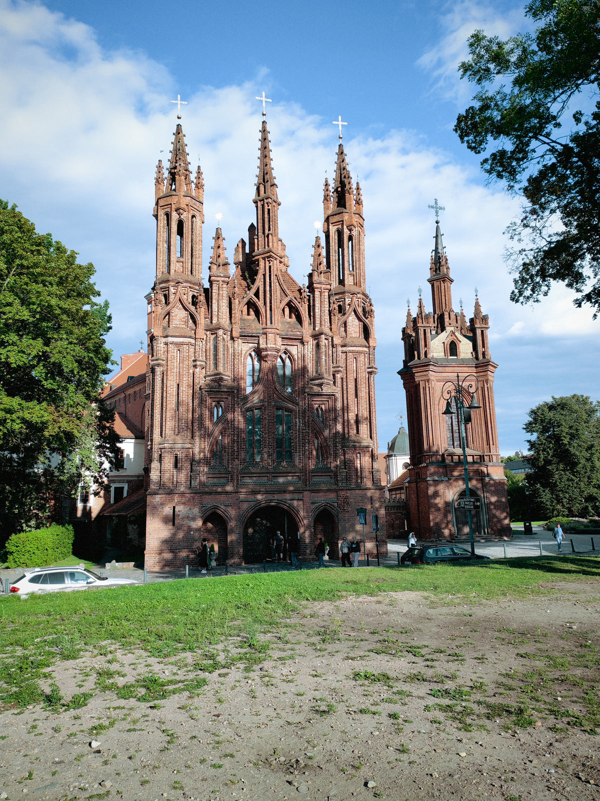 A Szent Anna-templom gótikus homlokzata a vilniusi park felől.
