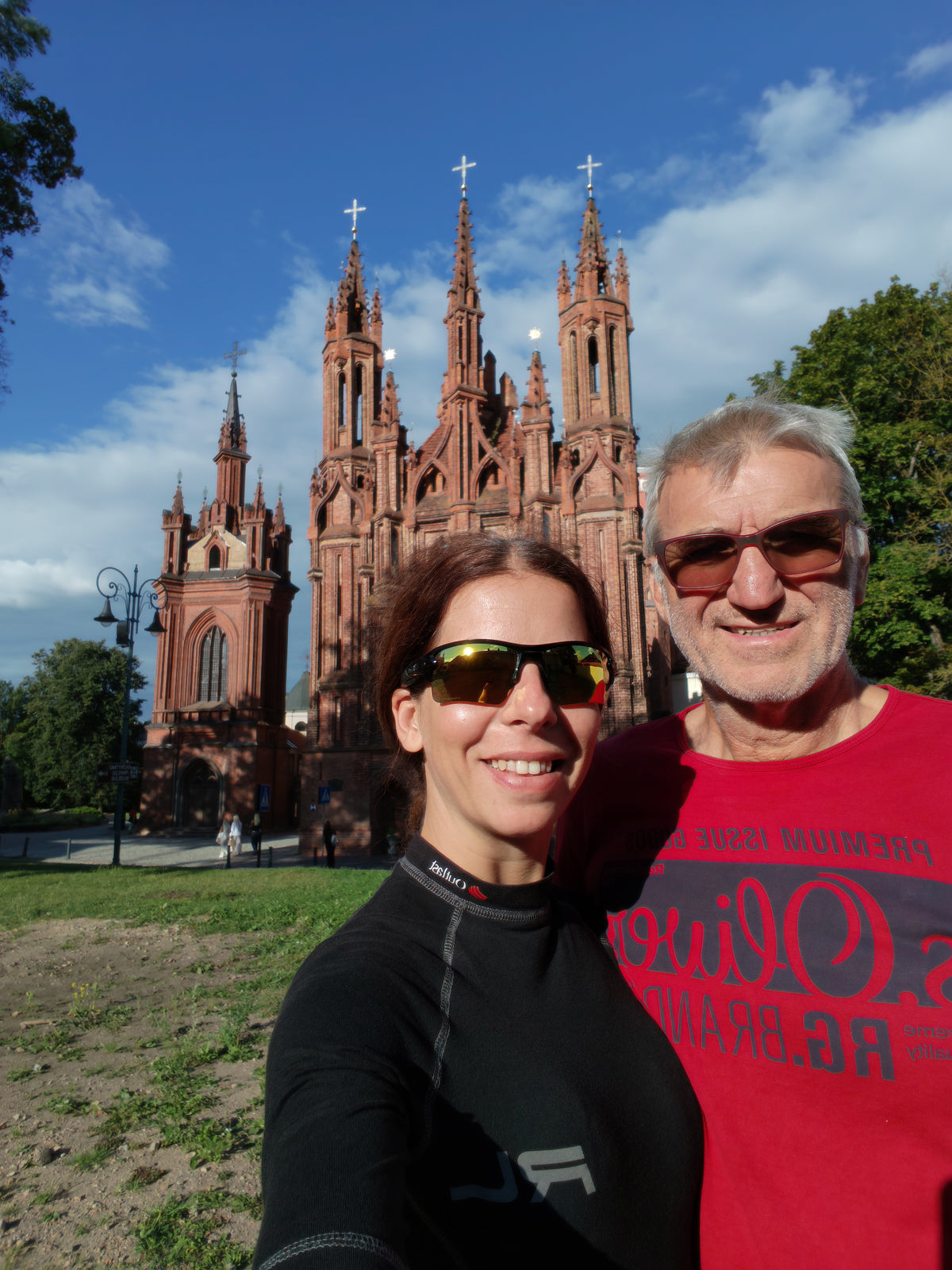 Szandi és Laci közös szelfije a vilniusi Szent Anna-templom előtt.