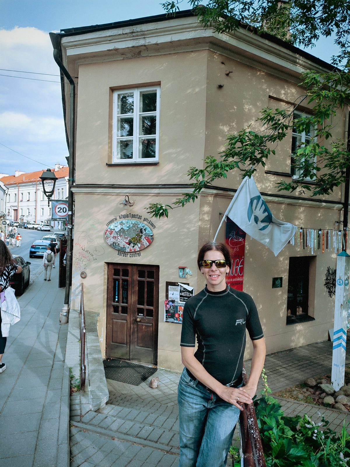 Szandi egy vilniusi vízparti étterem bejáratánál.