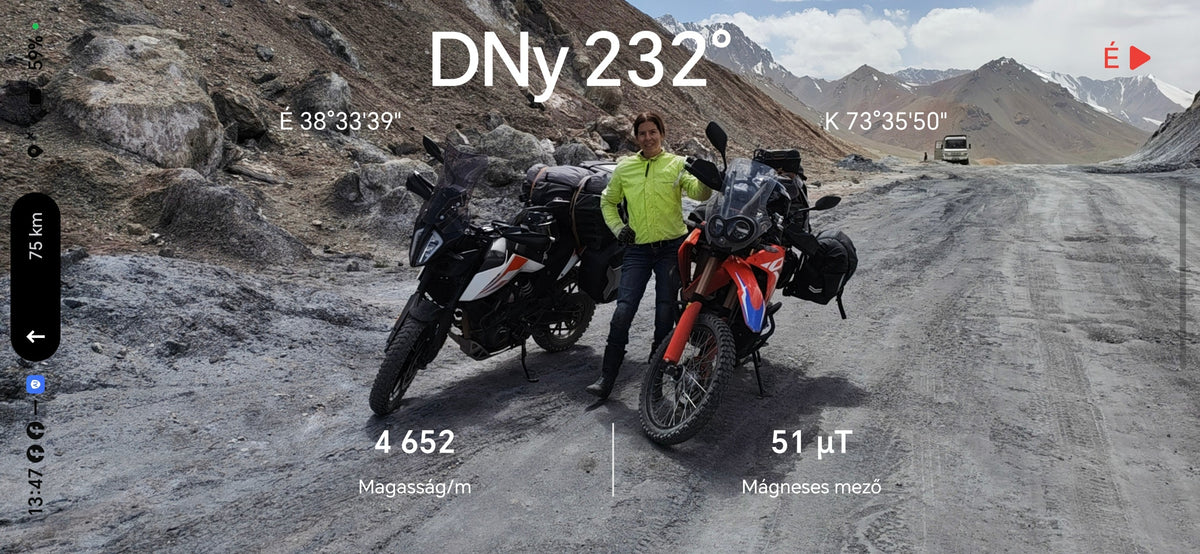 Honor Compass mérés az Ak-Baital-hágónál; a kijelző 4652 métert mutat.