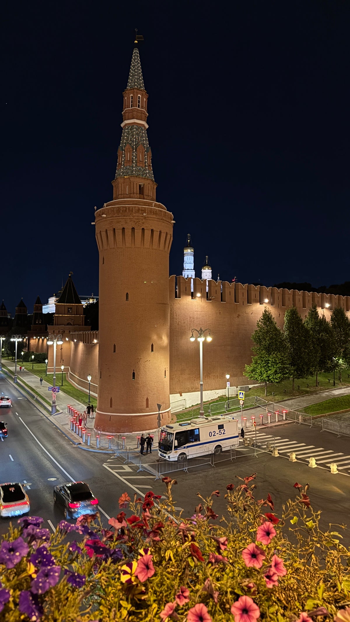 A moszkvai Kreml Beklemisevszkaja tornya éjszakai kivilágításban.