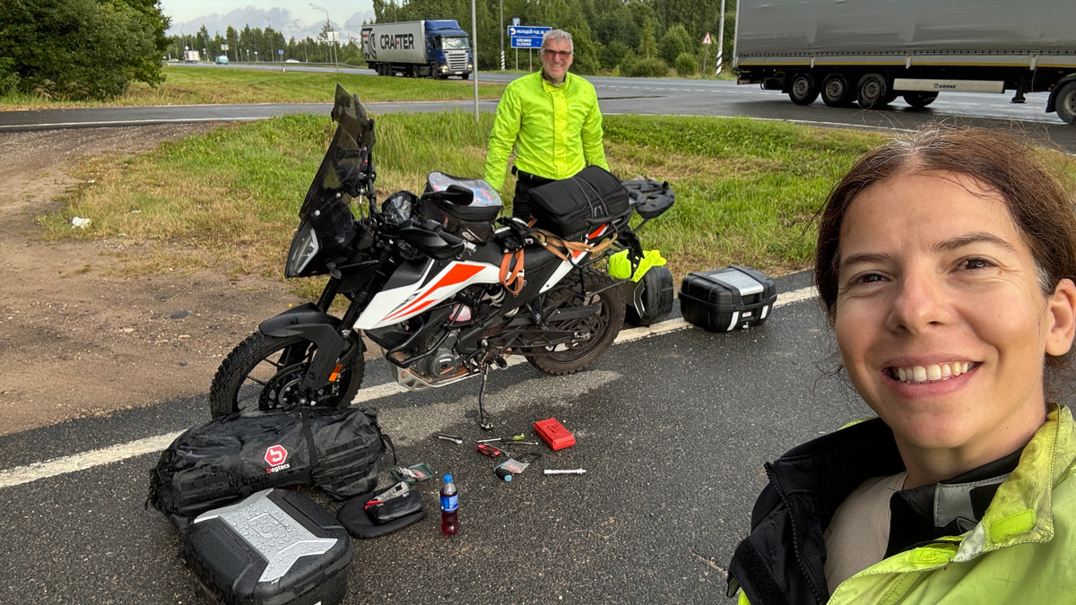 A KTM láncleeséséhez kapcsolódó út menti jelenet Nelidovo környékén.
