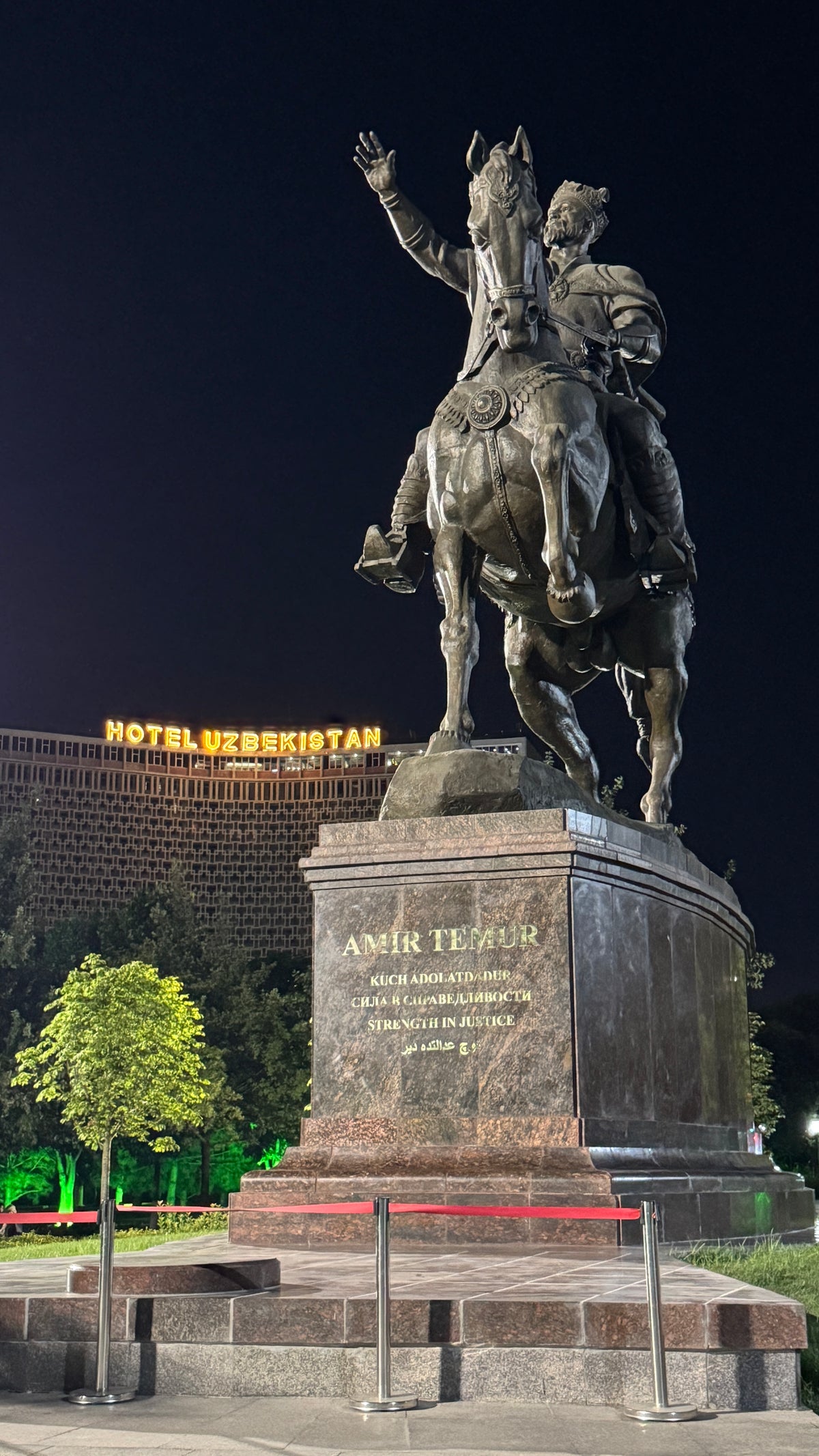 Amir Temur lovasszobra Taskentben, a Hotel Uzbekistan előtt.
